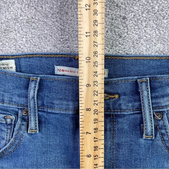 Levi's Jeans Women's 26 Blue 724 High Rise Straight Crop Medium Wash Torn Denim - Picture 11 of 14